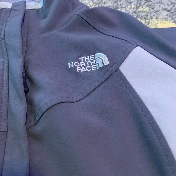 Like new The North Face women’s lined jacket size small - Picture 3 of 11